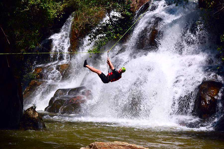 đu dây vượt thác Đà Lạt